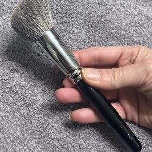 Hakuhodo G6423 Round Angled Powder Brush-Blue Squirrel & Goat